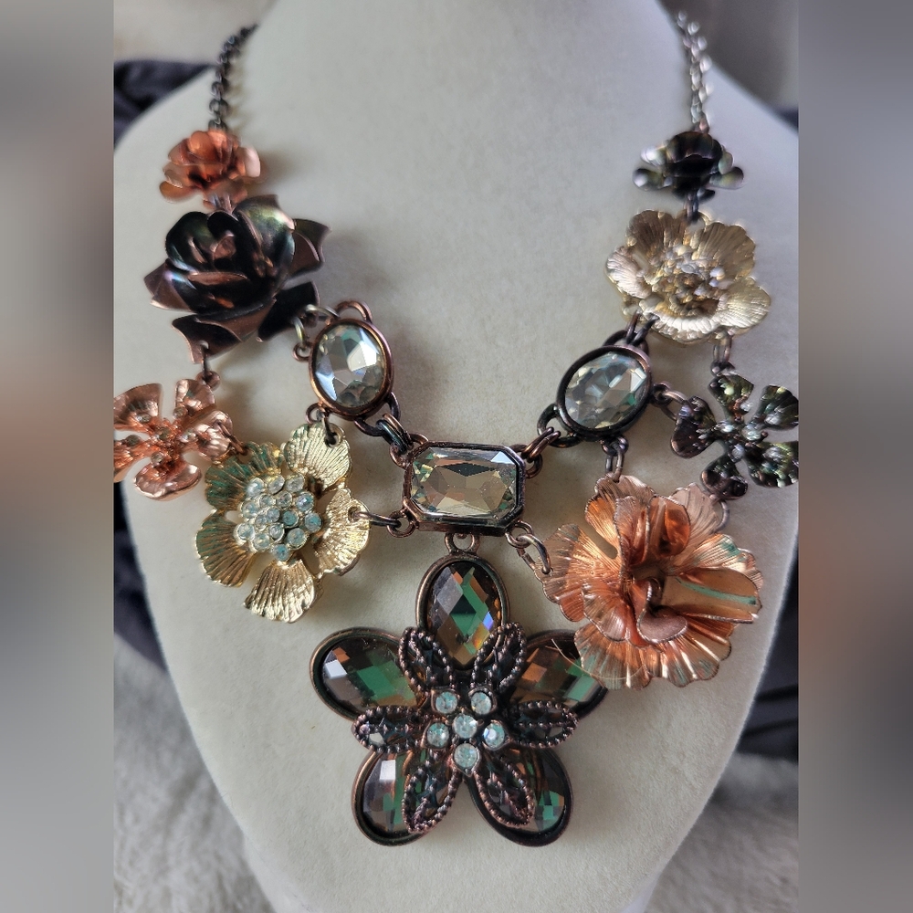 Stunning Antiqued Bronze/Gold Tone Floral Rhinestone Statement Necklace - Picture 3 of 11